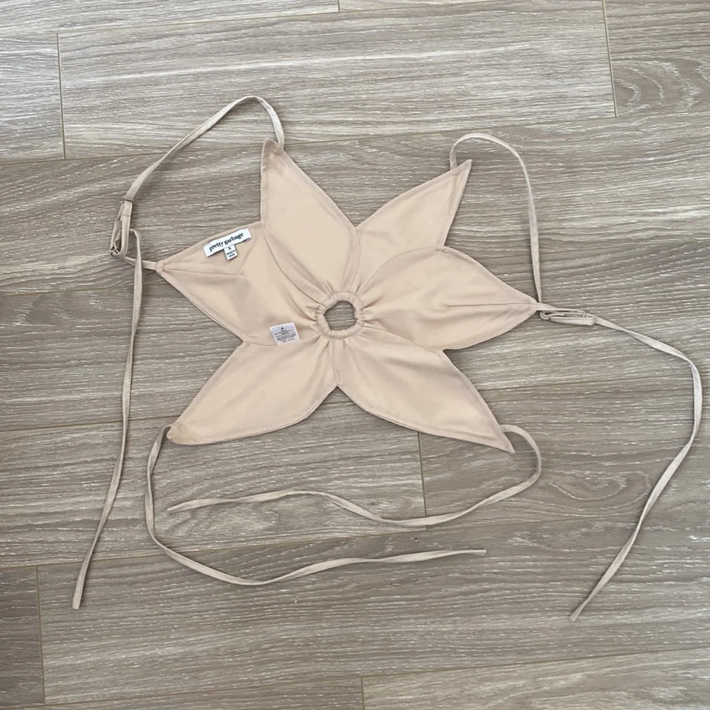 UO Vegan Leather Flower Crop Top - Picture 3 of 4